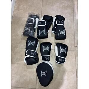 LOT OF 5 Pair VINTAGE TAPOUT MMA UFC Boxing Gloves Black NEW “LOOK” Plus 1 Matt